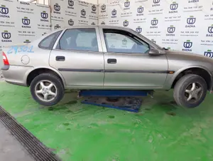 OPEL VECTRA B BERLINA foto 4