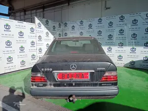 MERCEDES-BENZ CLASE E (BM 124) BERLINA foto 2