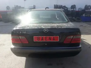 MERCEDES-BENZ CLASE E (BM 210) BERLINA foto 2