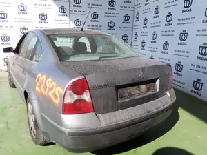 VOLKSWAGEN PASSAT BERLINA (3B3) foto 2