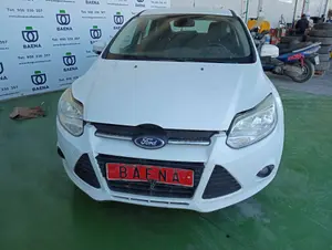 FORD FOCUS BERLINA (CB8) foto 2