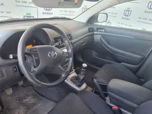 TOYOTA AVENSIS BERLINA (T25) foto 4