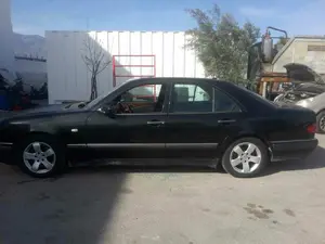 MERCEDES-BENZ CLASE E (BM 210) BERLINA foto 3