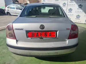 VOLKSWAGEN PASSAT BERLINA (3B3) foto 3