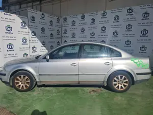 VOLKSWAGEN PASSAT BERLINA (3B3) foto 1