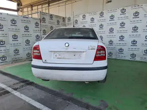 SKODA OCTAVIA BERLINA (1U2) foto 6