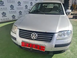 VOLKSWAGEN PASSAT BERLINA (3B3) foto 2