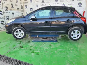 PEUGEOT 207 foto 2