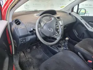 TOYOTA YARIS (P13) foto 4