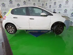 PEUGEOT 208 foto 2
