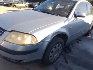 VOLKSWAGEN PASSAT BERLINA (3B3) foto 2