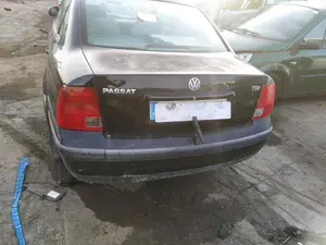 VOLKSWAGEN PASSAT BERLINA (3B2) foto 3