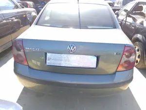 VOLKSWAGEN PASSAT BERLINA (3B3) foto 4