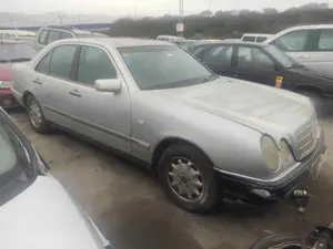 MERCEDES-BENZ CLASE E (BM 210) BERLINA foto 3