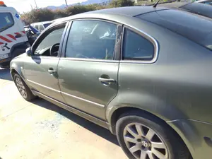 VOLKSWAGEN PASSAT BERLINA (3B3) foto 3
