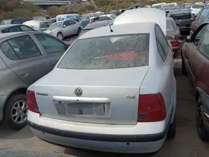 VOLKSWAGEN PASSAT BERLINA (3B2) foto 2