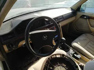 MERCEDES-BENZ CLASE 124 (BM 124) BERLINA foto 3