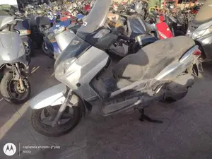 YAMAHA X-MAX 125 foto 1