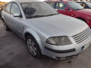 VOLKSWAGEN PASSAT BERLINA (3B3) foto 3