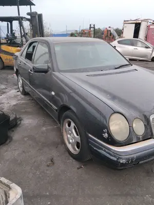 MERCEDES-BENZ CLASE E (BM 210) BERLINA foto 4
