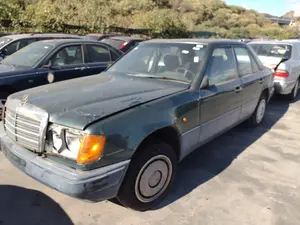 MERCEDES-BENZ CLASE 124 (BM 124) BERLINA foto 4