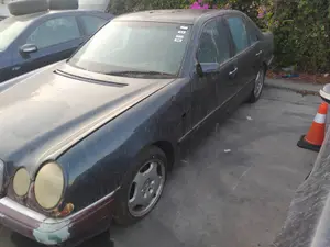 MERCEDES-BENZ CLASE E (BM 210) BERLINA foto 6