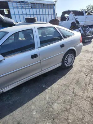 OPEL VECTRA B BERLINA foto 3