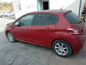 PEUGEOT 208 foto 2