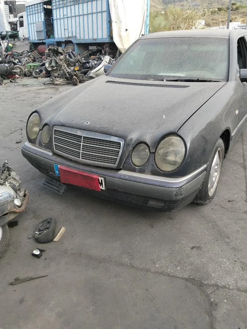 MERCEDES-BENZ CLASE E (BM 210) BERLINA