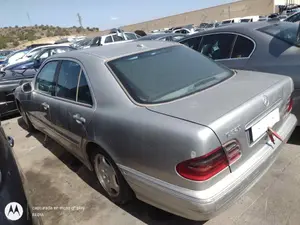 MERCEDES-BENZ CLASE E (BM 210) BERLINA foto 4