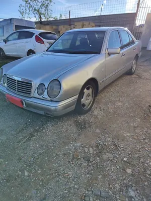 MERCEDES-BENZ CLASE E (BM 210) BERLINA foto 1