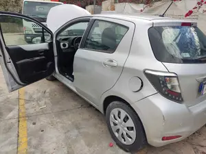 TOYOTA YARIS (P13) foto 8