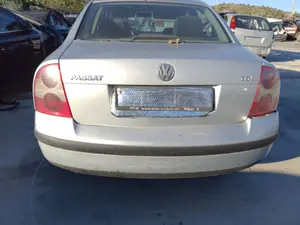 VOLKSWAGEN PASSAT BERLINA (3B3) foto 4