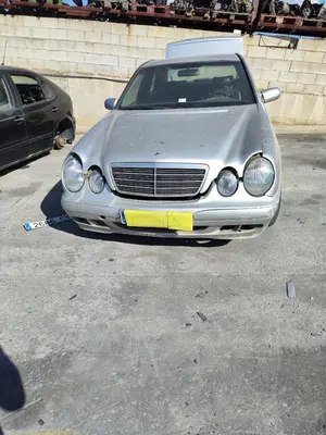 MERCEDES-BENZ CLASE E (BM 210) BERLINA foto 8
