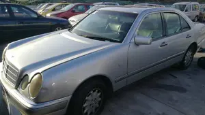 MERCEDES-BENZ CLASE E (BM 210) BERLINA foto 1