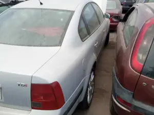 VOLKSWAGEN PASSAT BERLINA (3B2) foto 4