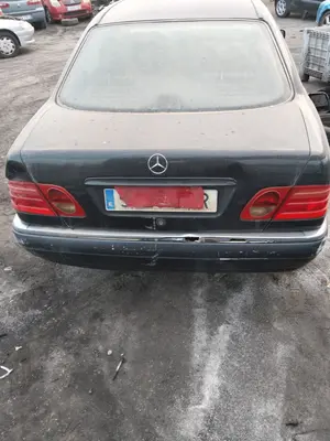 MERCEDES-BENZ CLASE E (BM 210) BERLINA foto 3