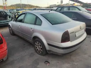 VOLKSWAGEN PASSAT BERLINA (3B3) foto 4