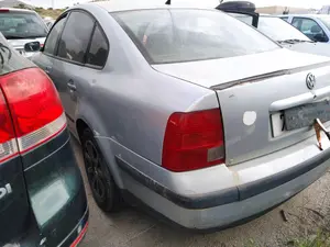 VOLKSWAGEN PASSAT BERLINA (3B2) foto 2