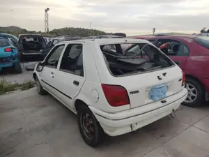 FORD FIESTA BERLINA foto 4