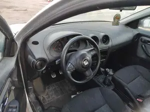 SEAT IBIZA (6L1) foto 2