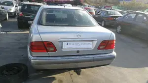 MERCEDES-BENZ CLASE E (BM 210) BERLINA foto 3
