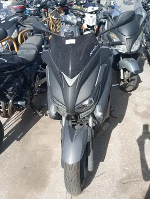 YAMAHA X-MAX 125 foto 1