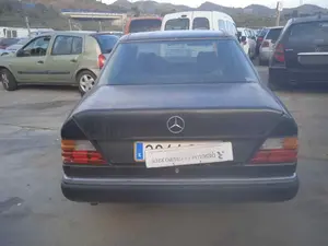 MERCEDES-BENZ CLASE 124 (BM 124) BERLINA foto 3