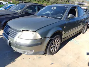 VOLKSWAGEN PASSAT BERLINA (3B3) foto 2