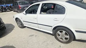 SKODA OCTAVIA BERLINA (1U2) foto 2