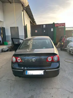 VOLKSWAGEN PASSAT BERLINA (3C2) foto 1