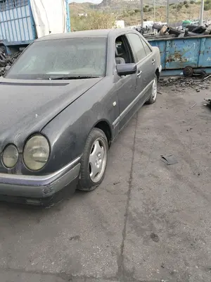 MERCEDES-BENZ CLASE E (BM 210) BERLINA foto 6