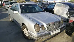 MERCEDES-BENZ CLASE E (BM 210) BERLINA foto 4