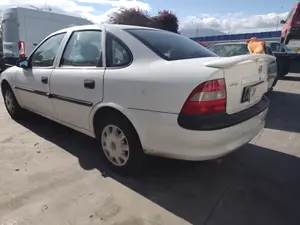 OPEL VECTRA B BERLINA foto 3